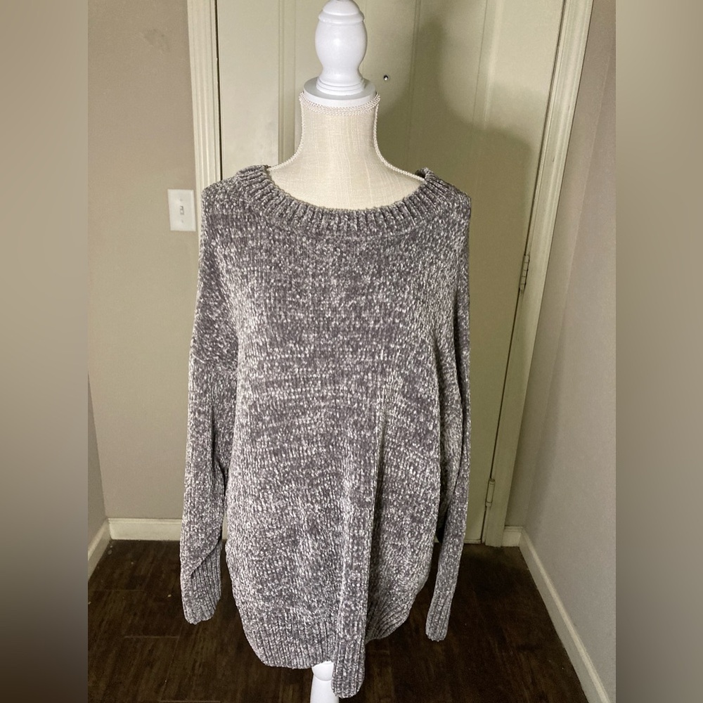 Listicle Gray sweater